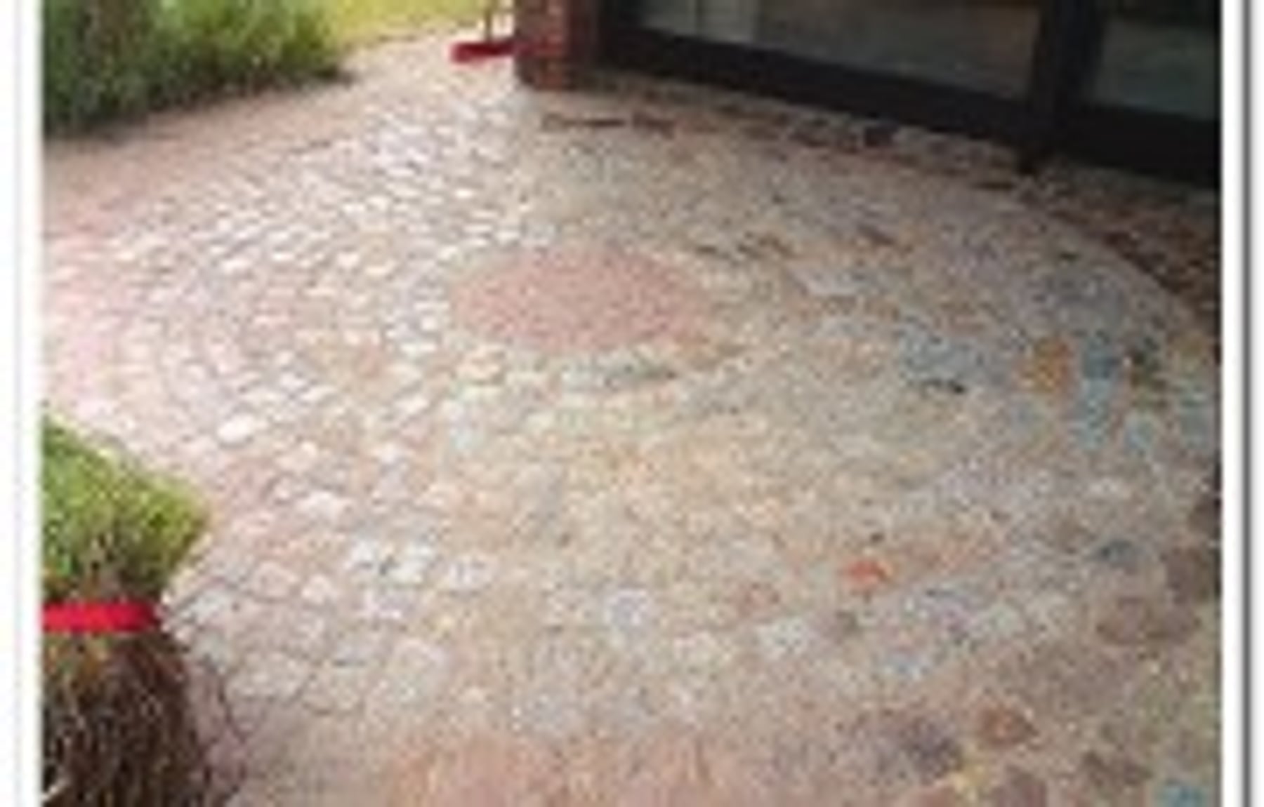 Gepflasterte Terrasse mit Natursteinen von Thomas Hartleib
