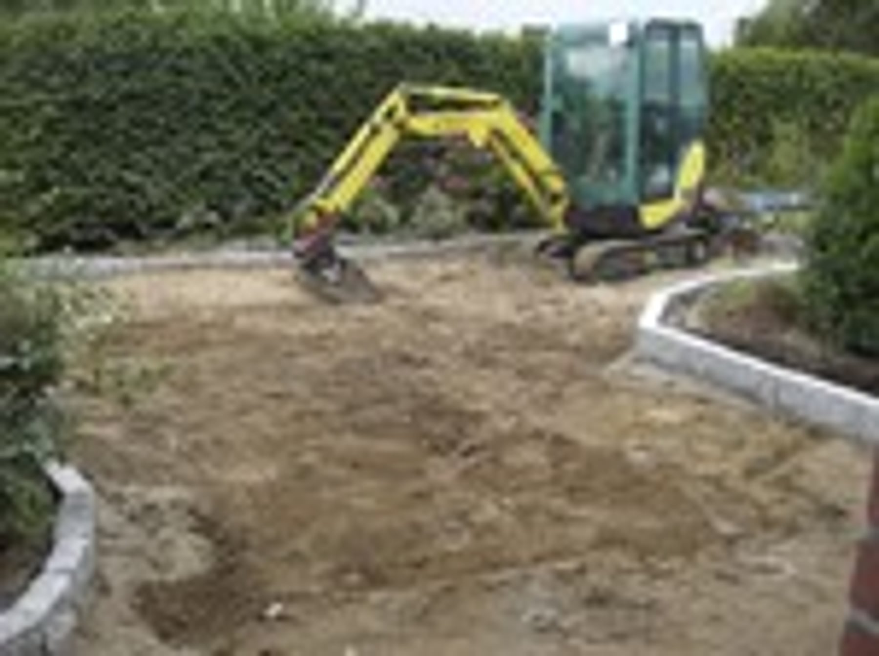 Minibagger bei Erdarbeiten im Garten